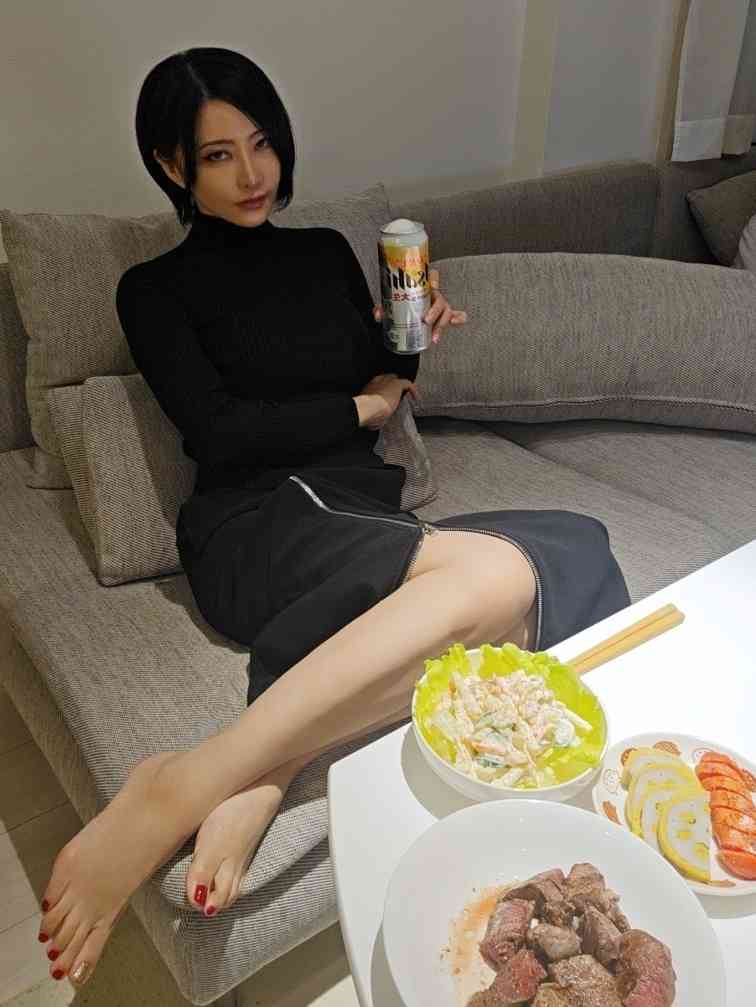 48岁日本漫画家晒生活照 神似《生化危机》艾达王