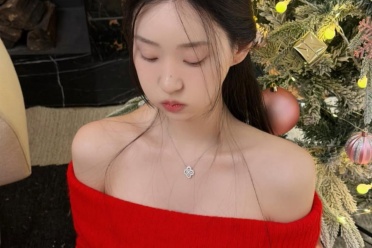 《剑星》体模申才恩新美照：红色毛衣半露迷人香肩！ - 文章配图